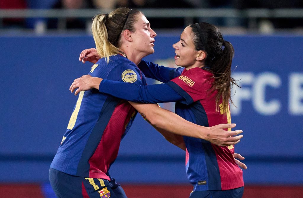 Alexia y Aitana celebran un gol del Barcelona en la Liga F