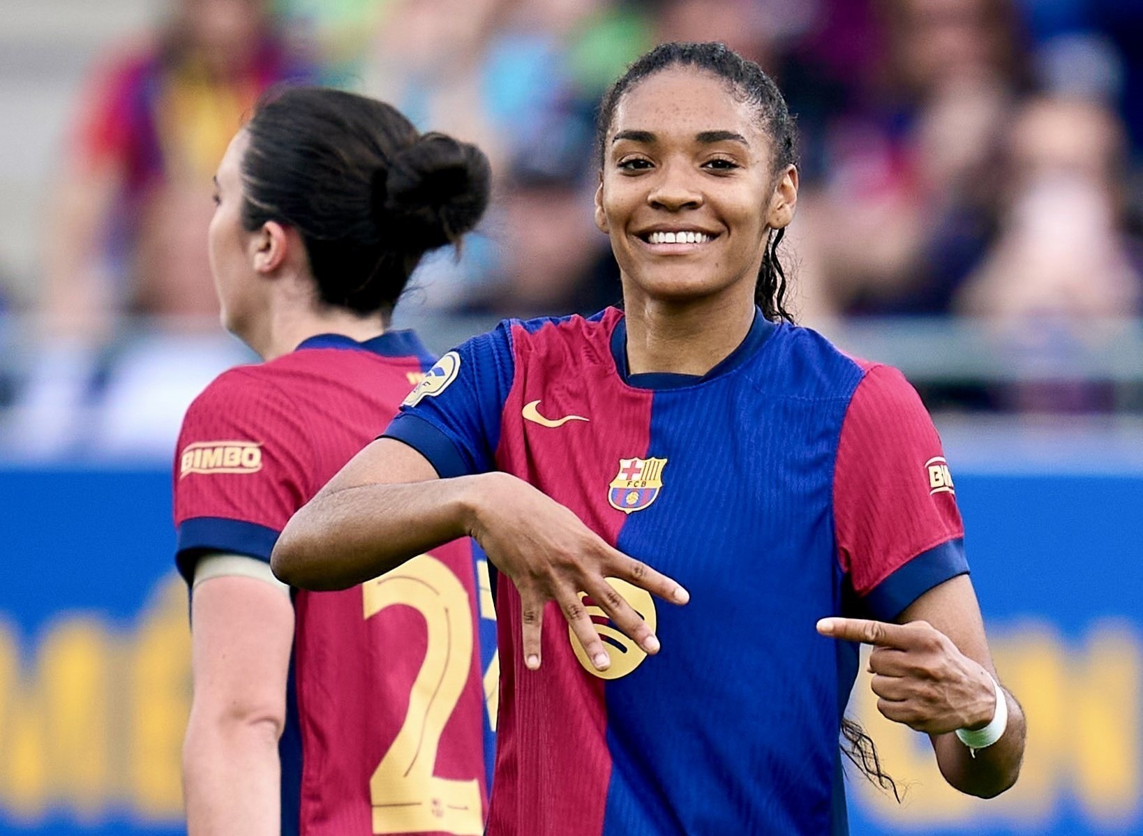 Salma Paralluelo celebra un gol con el Barcelona en Liga durante el partido disputado en 2025 ante el Atlético