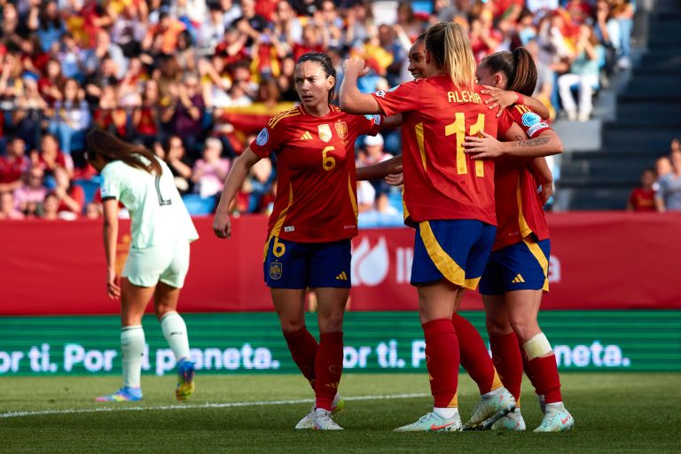 Aitana celebrando gol alexia Selección