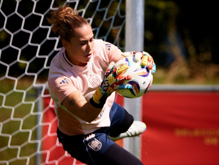 Cata Coll haciendo una parada Selección Española