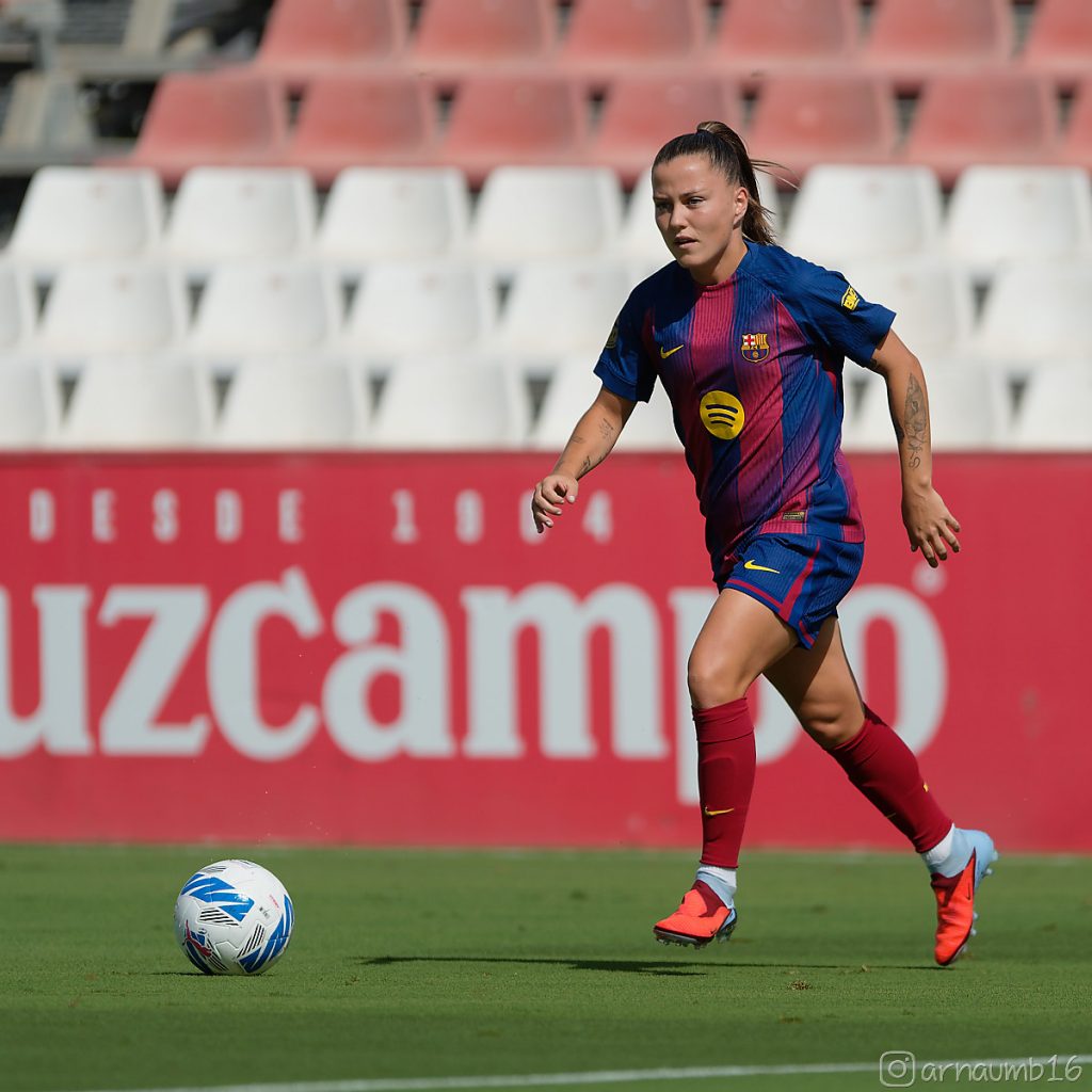 La jugadora del Barcelona Claudia Pina, durante un partido de Liga. Arnau Martínez