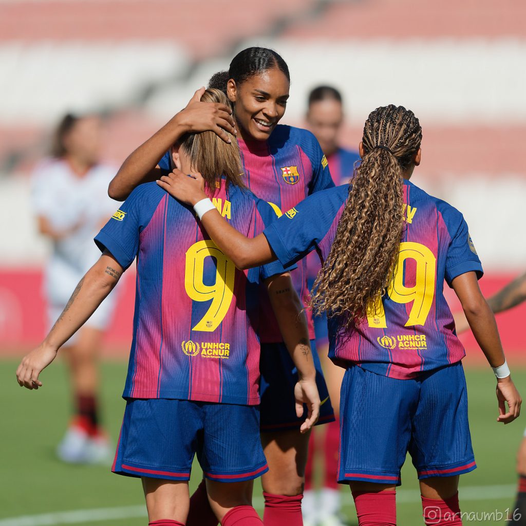Las jugadoras del Barcelona Claudia Pina, Vicky López y Salma Paralluelo celebran un gol con el Barcelona en la Liga F. Arnau Martínez