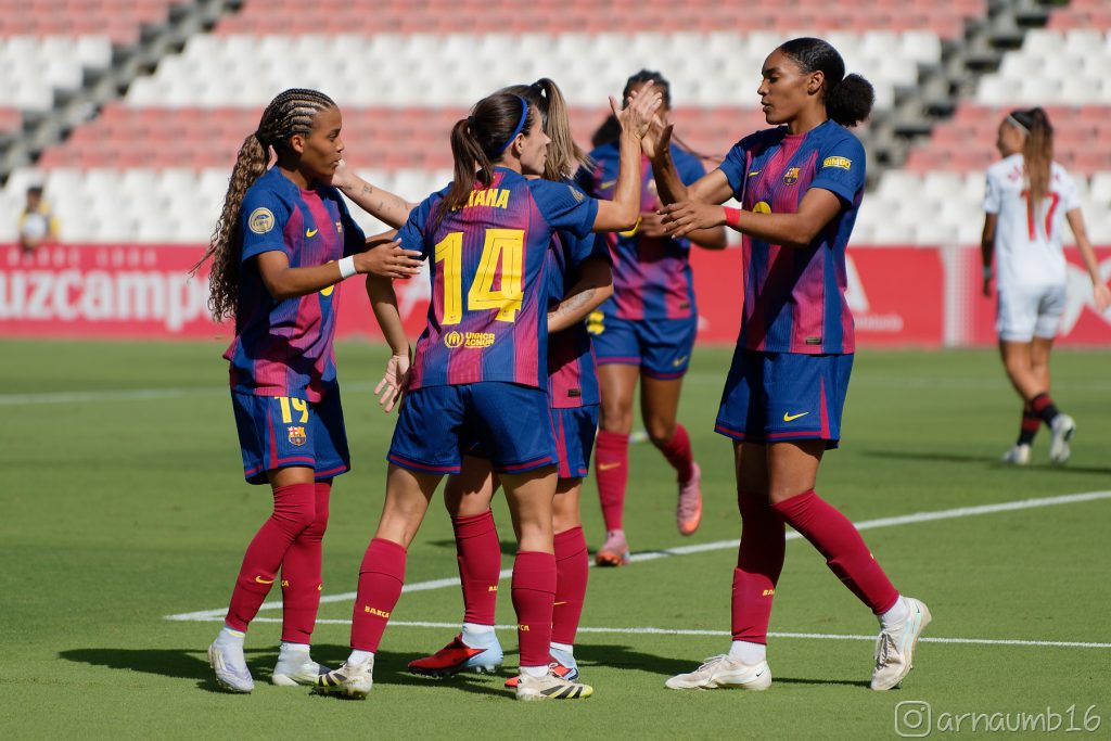 Las jugadoras del Barcelona Vicky López, Aitana Bonmatí y Salma Paralluelo celebran un gol con el Barcelona en la Liga. Arnau Martínez