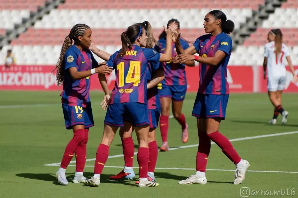 Las jugadoras del Barcelona Vicky López, Aitana Bonmatí y Salma Paralluelo celebran un gol con el Barcelona en la Liga. Arnau Martínez