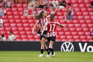 La jugadora del Athletic Maite Zubieta, con Nerea Nevado durante un partido en la Liga 25-26. AthleticClub