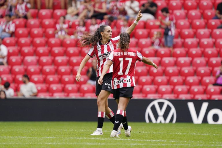 La jugadora del Athletic Maite Zubieta, con Nerea Nevado durante un partido en la Liga 25-26. AthleticClub