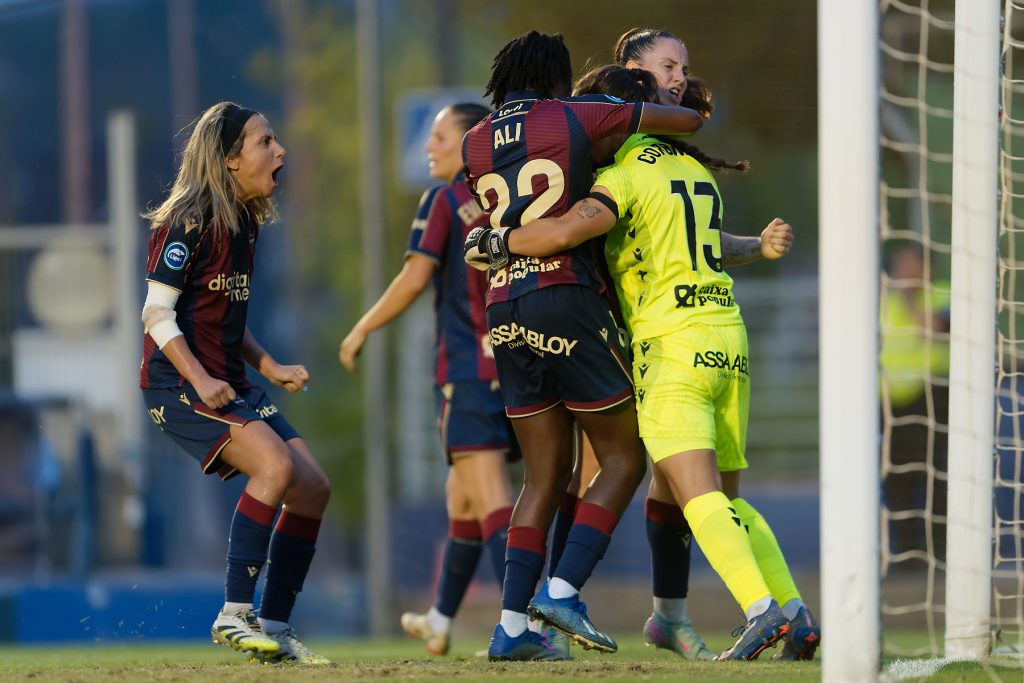 Jugadoras del Levante celebran la parada del penalti de Laura Coronado