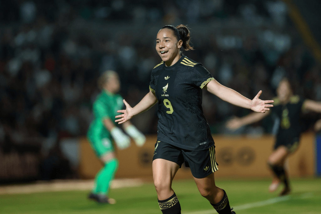 Charlyn Corral celebrando un gol con la Selección Mexicana