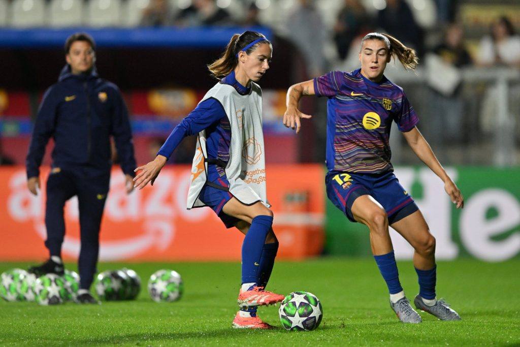 Calentamiento FC Barcelona - Aitana Bonmati y Patri Guijarro