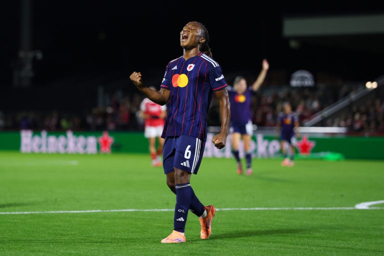 Melchie Dumornay del OL Lyonnes celebra un gol