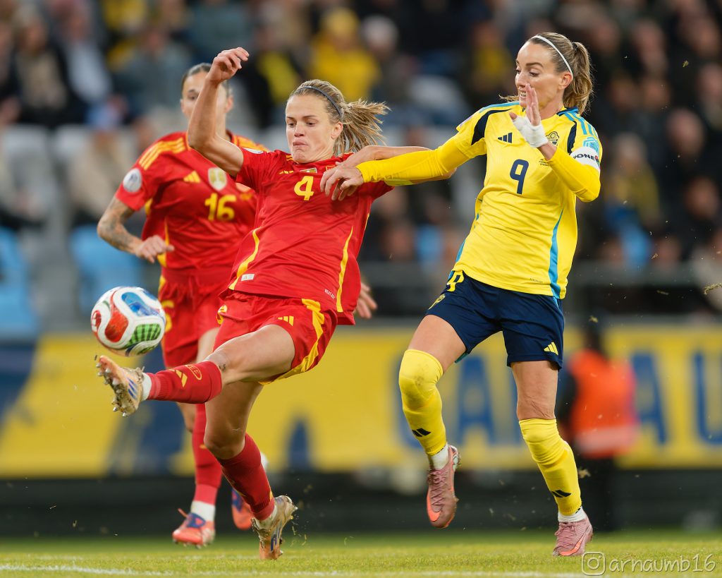 Irene Paredes y Kosovare Asllani, durante un partido de España ante Suecia. Arnau Martínez
