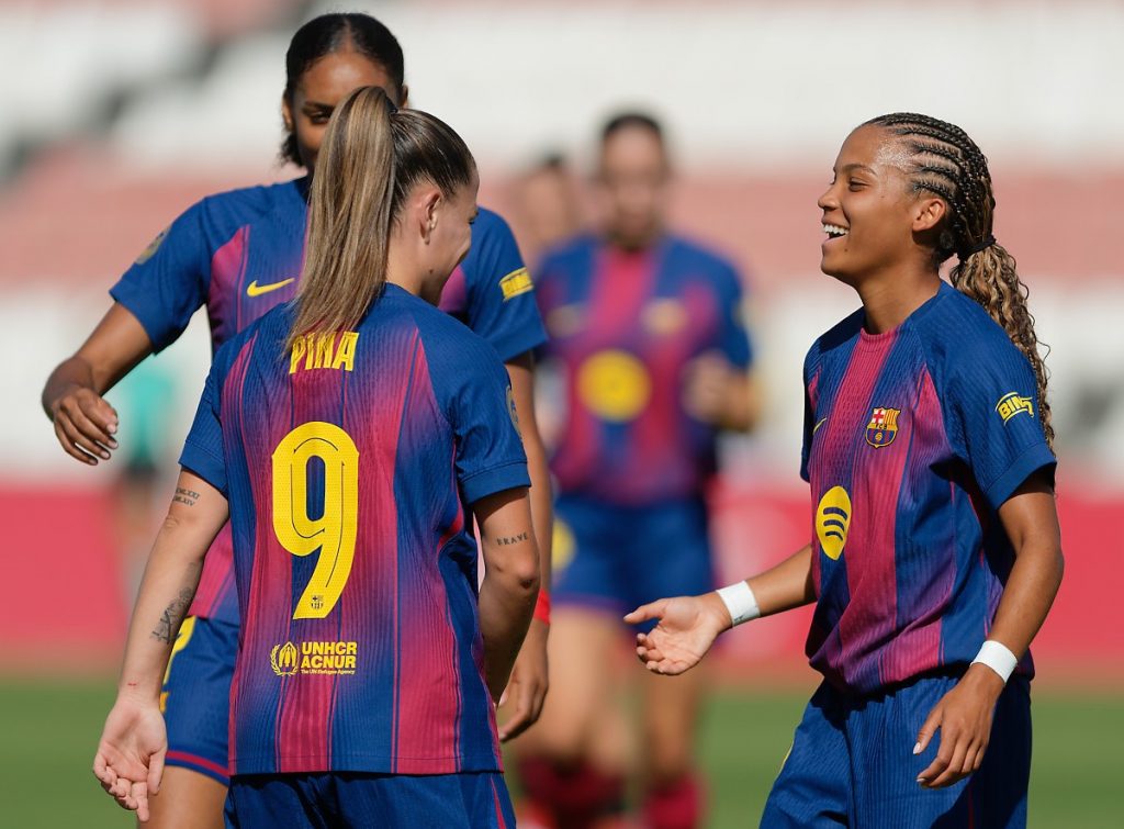 Las jugadoras del Barcelona Claudia Pina, Vicky López y Salma Paralluelo celebran un gol con el Barcelona en la Liga F 25-26. Arnau Martínez
