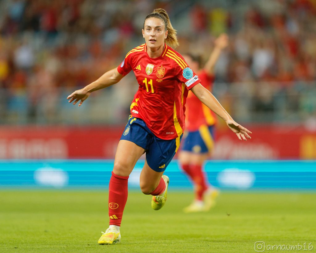 Alexia Putellas celebra un gol con España en La Rosaleda. Arnau Martínez