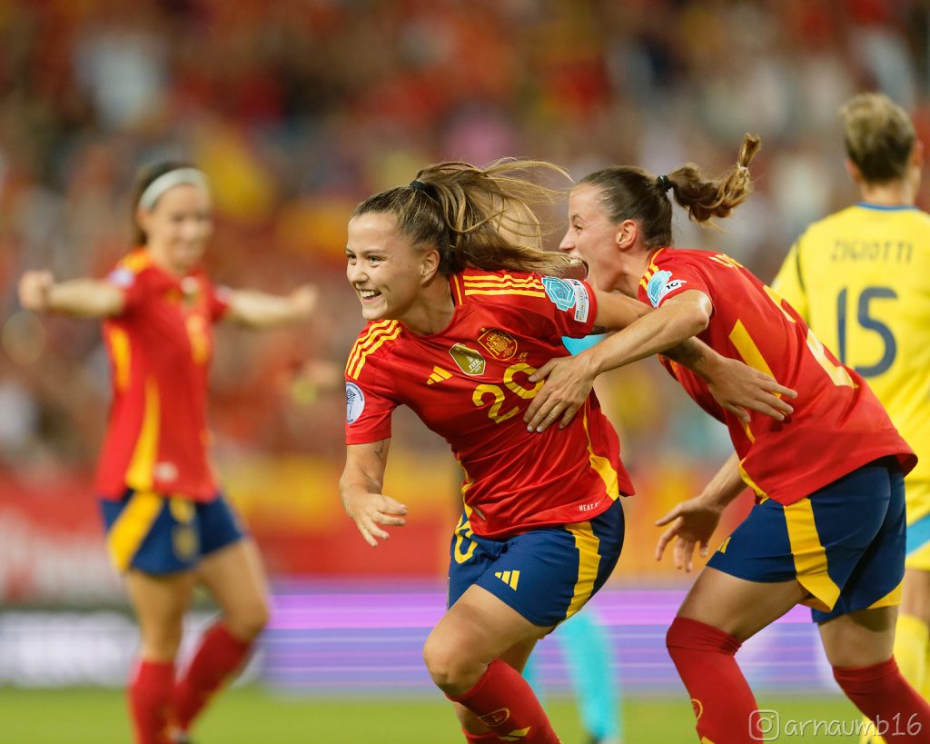 Claudia Pina celebra un gol con España. Arnau Martínez