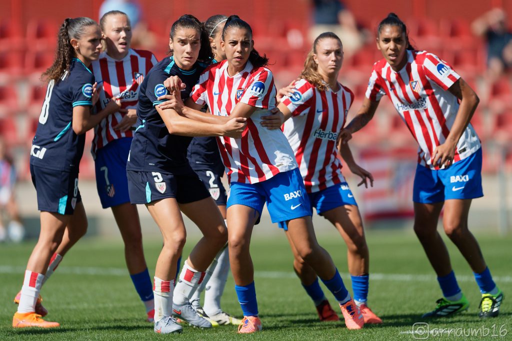Disputa en el partido Atlético de Madrid vs Athletic Club