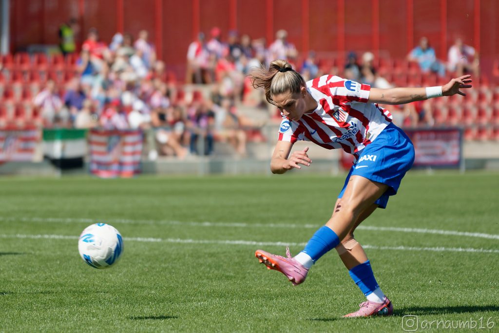 Gio Queiroz tirando a puerta - Atletico de Madrid