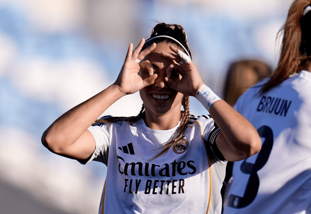 Athenea del Castillo celebra un gol con el Real Madrid en la Champions 2025