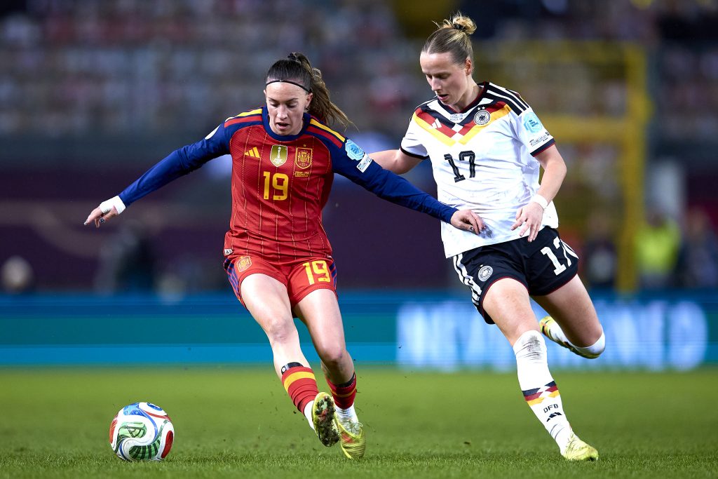 Eva Navarro, durante un partido con España. RFEF