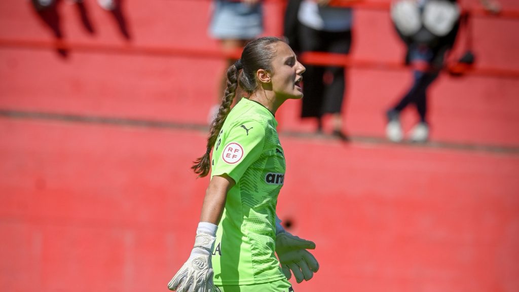 Defendiendo la portería del Sporting (Fuente: Real Sporting)