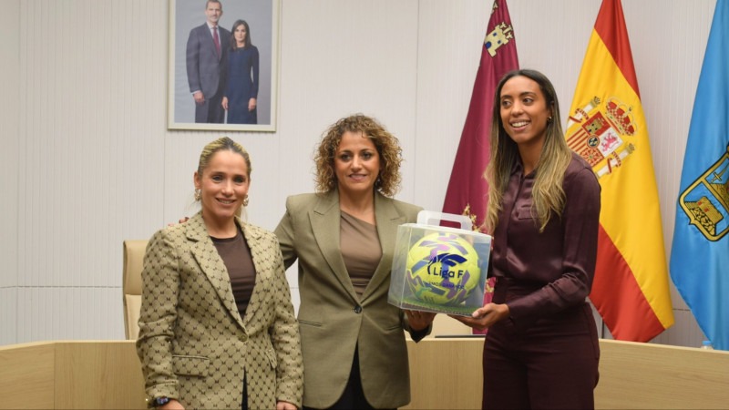 Tamara García, Beatriz Álvarez y Rosa Sánchez, posaron tras la reunión.