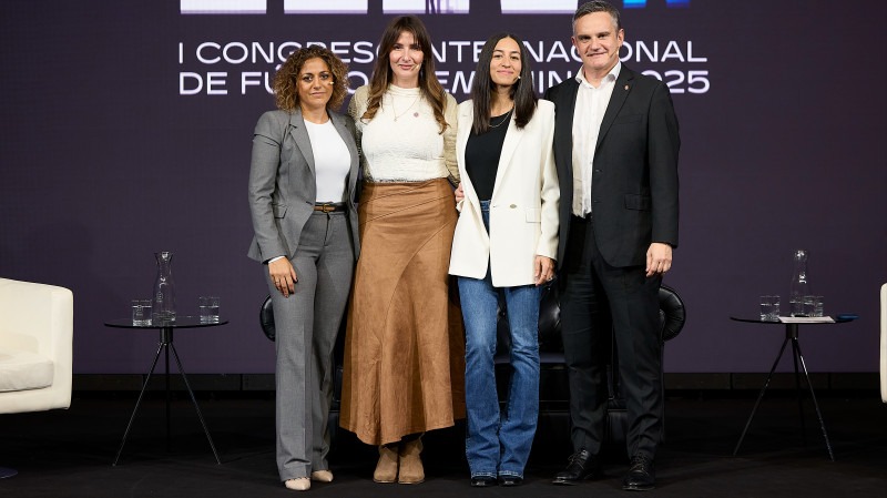 Beatriz Álvarez, Sofía Cano, Laura López y Nacho Solana, posaron tras la mesa redonda.