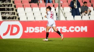 Inma Gabarro se besa el escudo