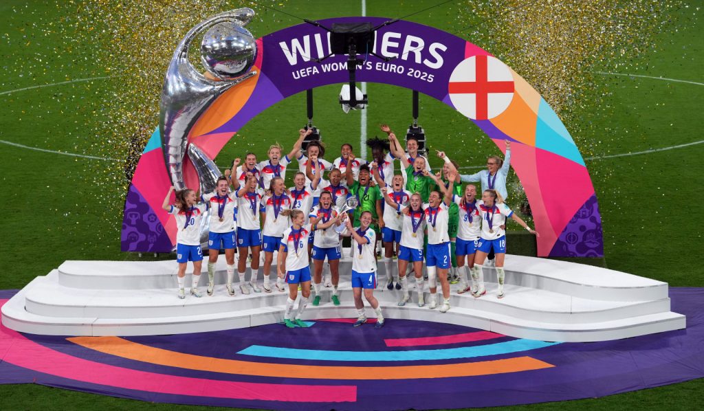 Equipo celebra victoria con trofeo.