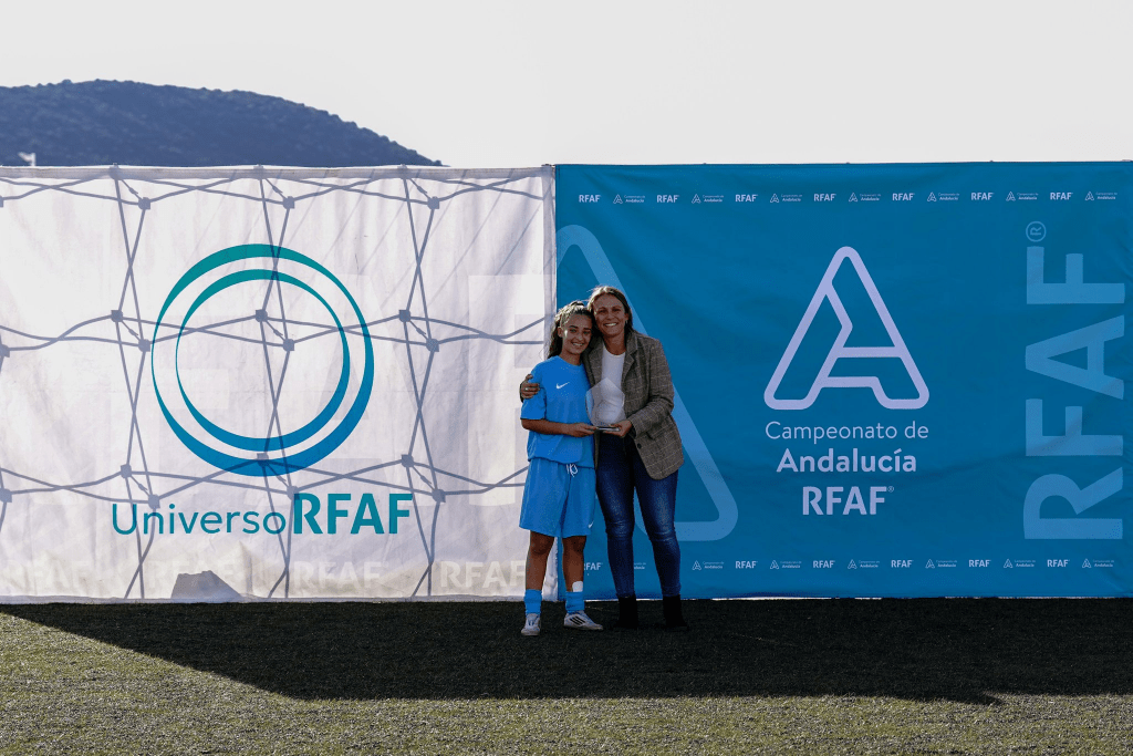 Dayana Sevilla entrega el MVP a Ari (Sevilla) | Foto: RFAF