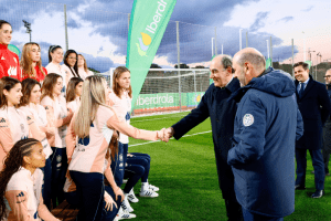 Ignacio Galán presidente Iberdrola saludando a las jugadoras Selección