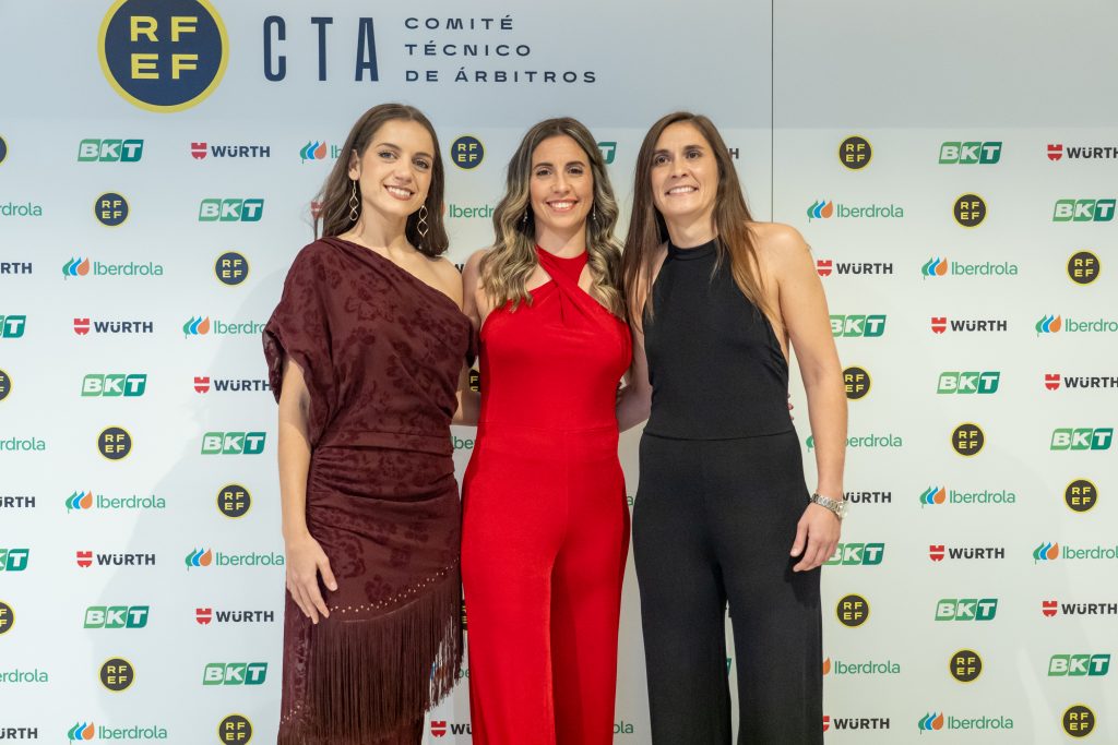 Árbitras españolas internacionales Escarapelas FIFA