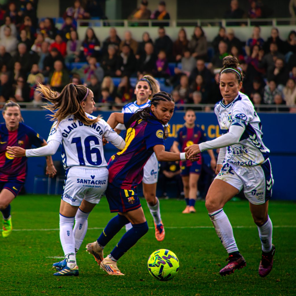 Vicky López entre jugadoras del Tenerife