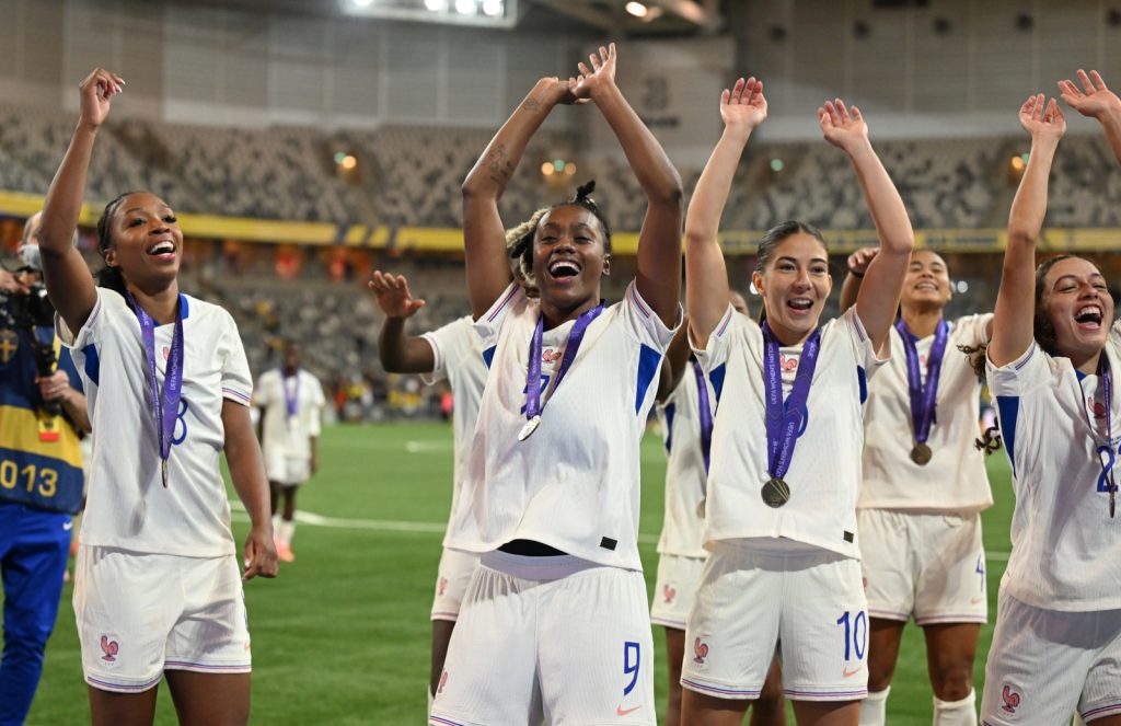 Francia celebrando medalla de bronce 3º puesto Women's Nations League
