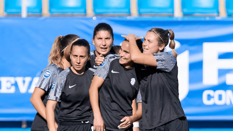 Jugadoras celebrando un gol juntas.