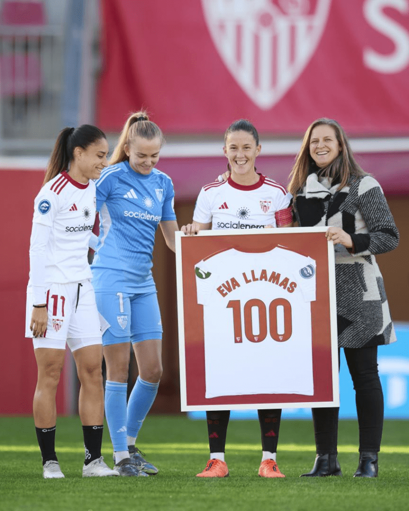Eva Llamas recibió una camiseta por sus 100