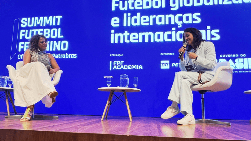 Beatriz Álvarez, durante su intervención en el Summit de Fútbol Femenino, junto a Kin Saito.