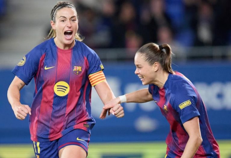 Alexia Putellas y Ewa Pajor celebran un gol con el Barcelona en la Liga, año 2026. LigaF