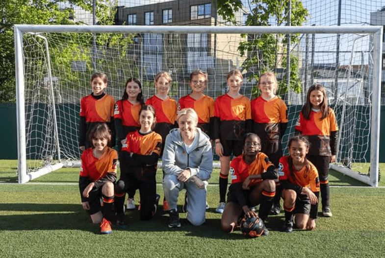Leah Williamson visita Bloomsbury Football   