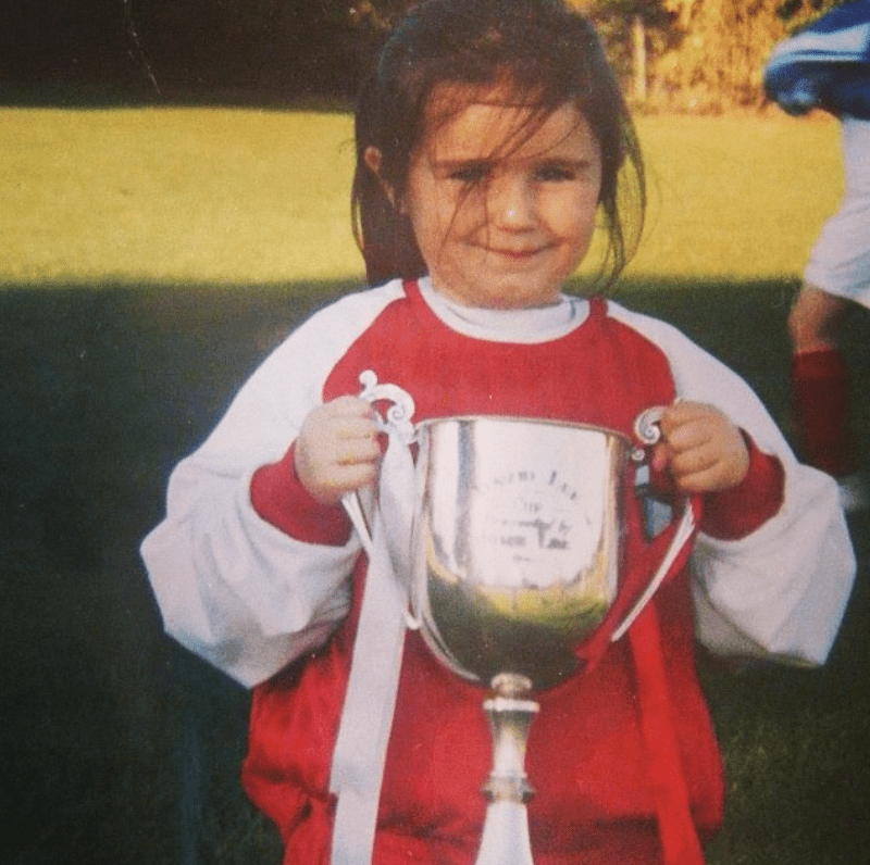 Una joven Alex alzando un trofeo | Foto: @alexkavanagh12