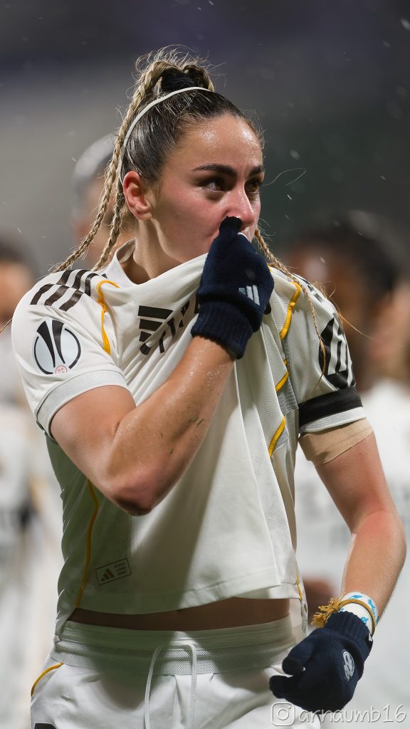 Athenea besa el escudo