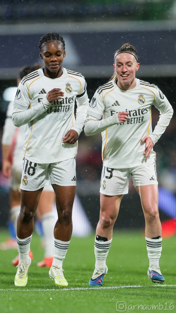Linda Caicedo y Eva Navarro bailando en la celebración de un gol