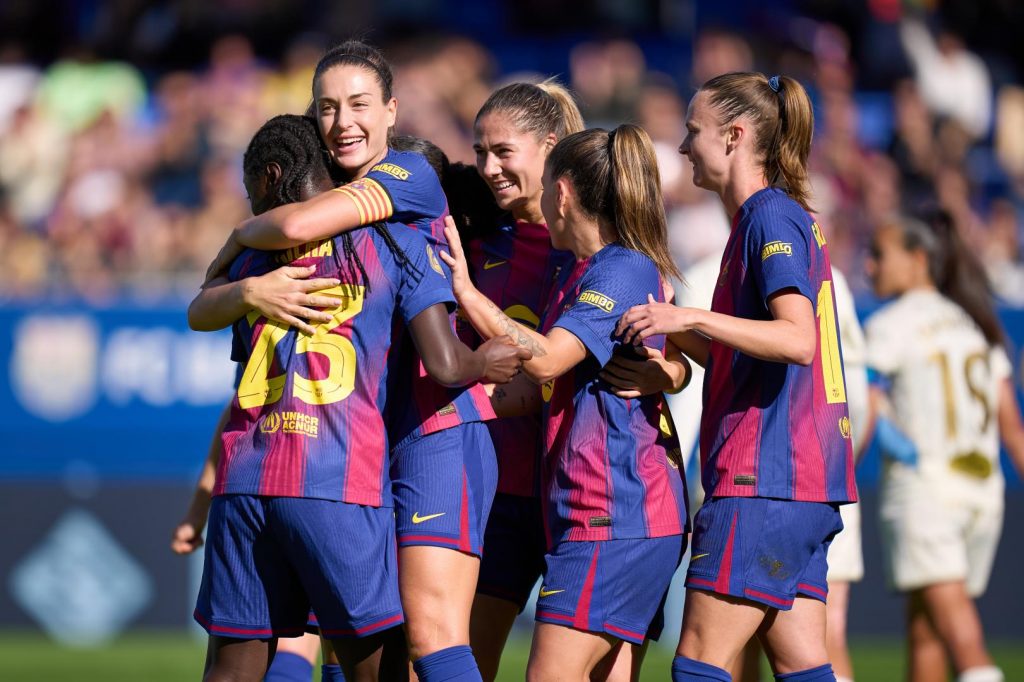 Alexia Putellas celebra con las jugadoras del Barcelona un gol en la Liga 2025. LigaF