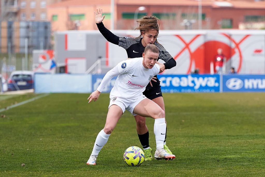 Allegra Poljak of Madrid CFF fights for the ball with Lice Chamorro of Levante Badalona during the LigaF match between Madrid CFF and FC Levante Badalona at Estadio Fernando Torres on January 25, 2026 in Fuenlabrada, Spain.