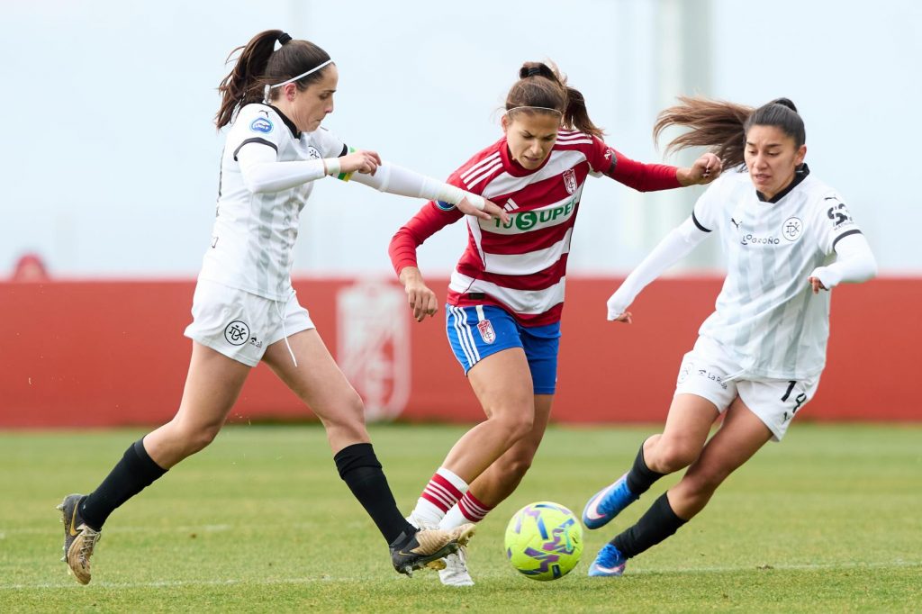 Laura Pérez y dos rivales del Levante UD