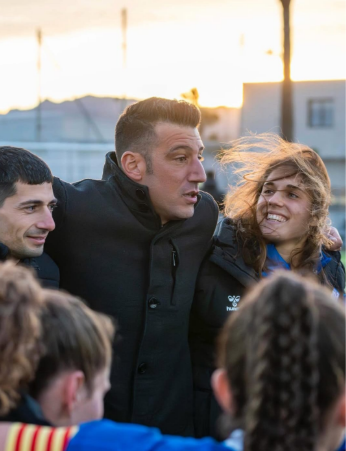 Abrazado al equipo tras la última victoria ante el Villarreal (Fuente: SE AEM F)