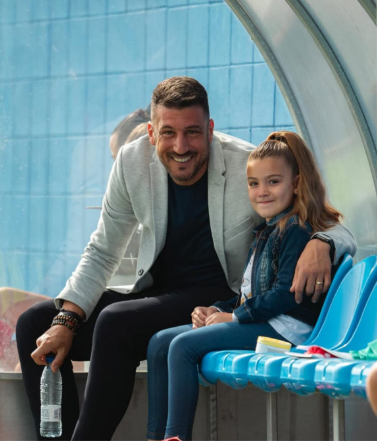 Rubén López y su hija en el banquillo (Fuente: @ruben5lopez Instagram) 