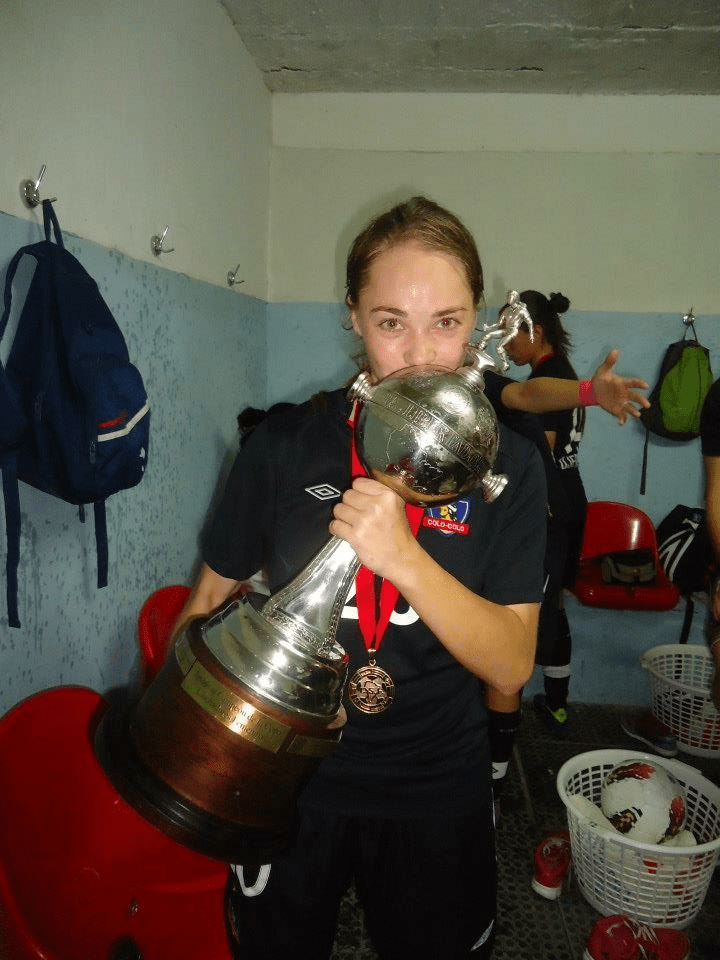 Banini levantó “La libertadores” con Colo Colo (Fuente: estefaniabanini.com) 