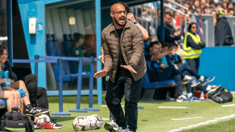 Víctor Martín dando instrucciones desde el banquillo.