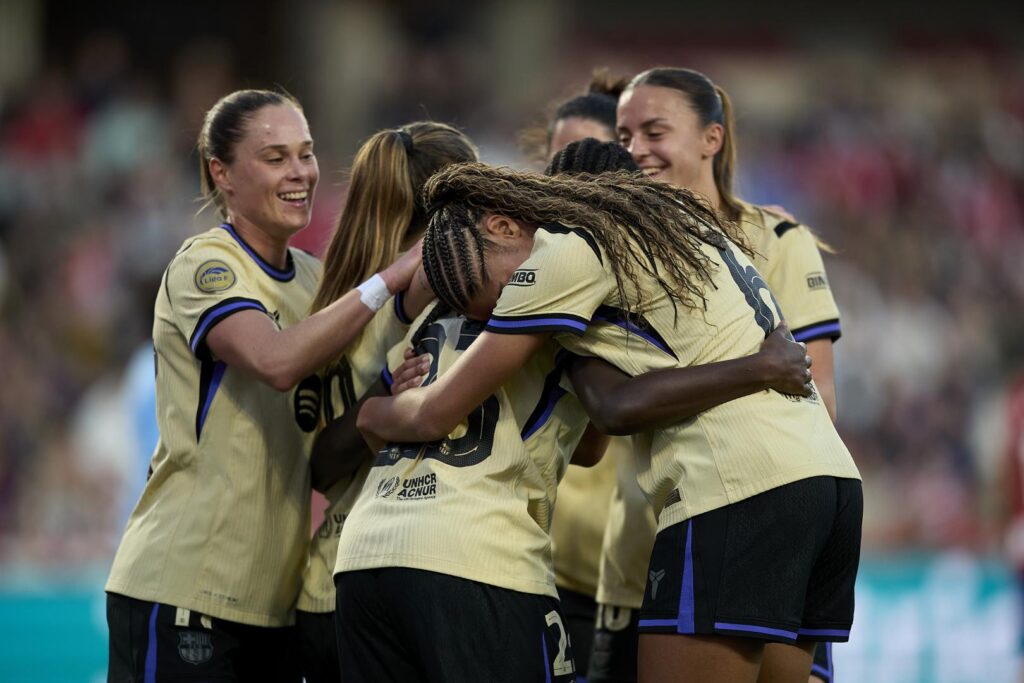 Las jugadoras del Barcelona celebran el gol de Aïcha Camara en la Liga F 2026. LigaF