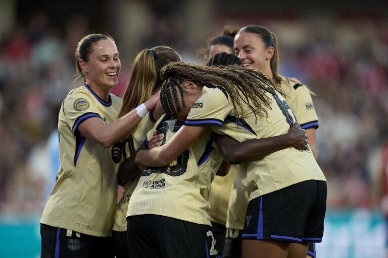 Las jugadoras del Barcelona celebran el gol de Aïcha Camara en la Liga F 2026. LigaF