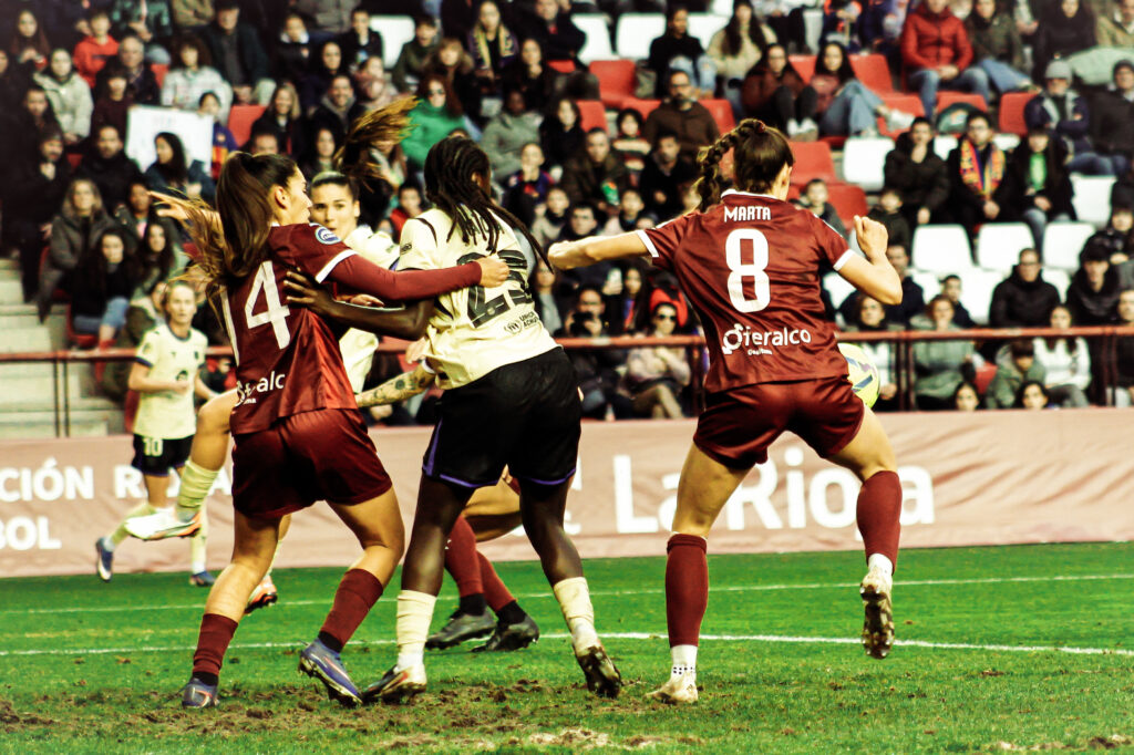 Imagen del partido de Liga F 2026 entre el Barcelona y el DUX Logroño. Foto: Nerea (@patatraphoto)